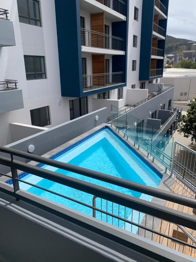 Modern Retreat In District Six Apartment *