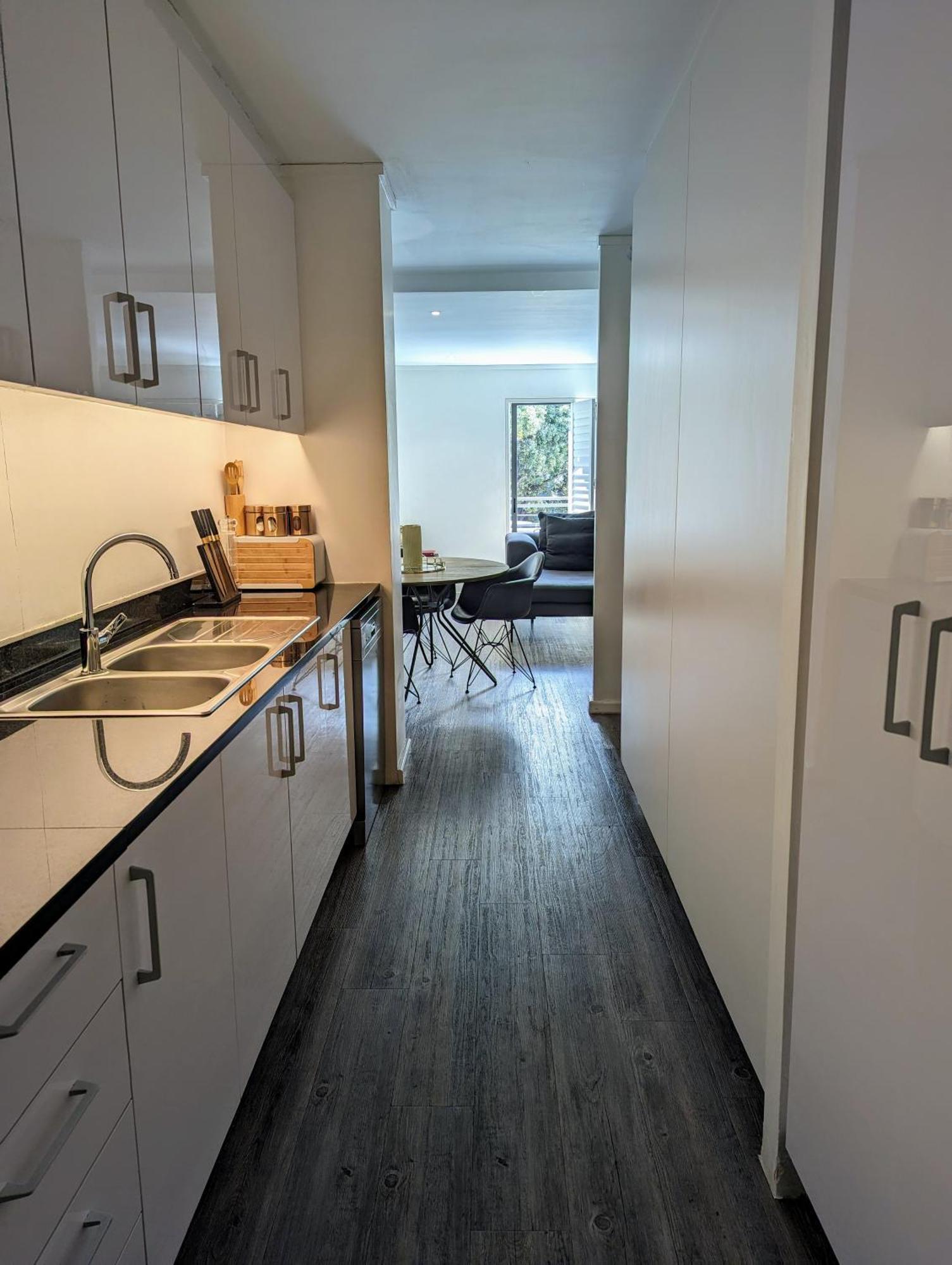 Apartment Modern Retreat In District Six *